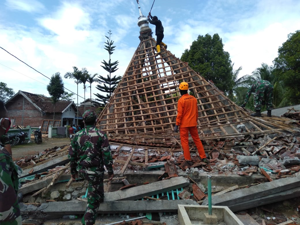 Masjid Al-Falah di Desa Kaliuling, Kecamatan Tempursari, Lumajang, yang ambruk karena gempa. (Foto: Ikhsan Mahmudi/Ngopibareng.id)