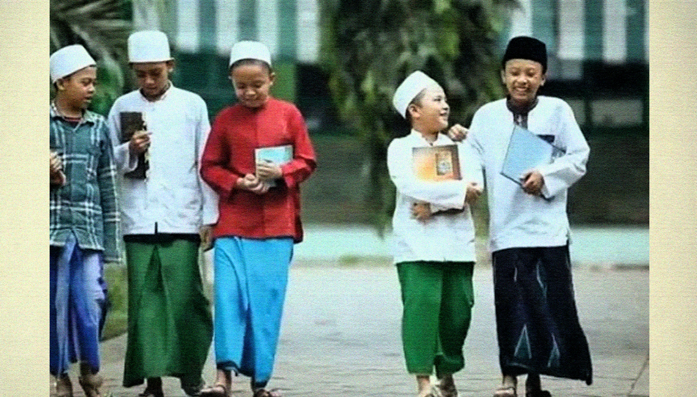 Aktivitas para santri menuju ruagn belajar di Pesantren. (Foto: Istimewa)