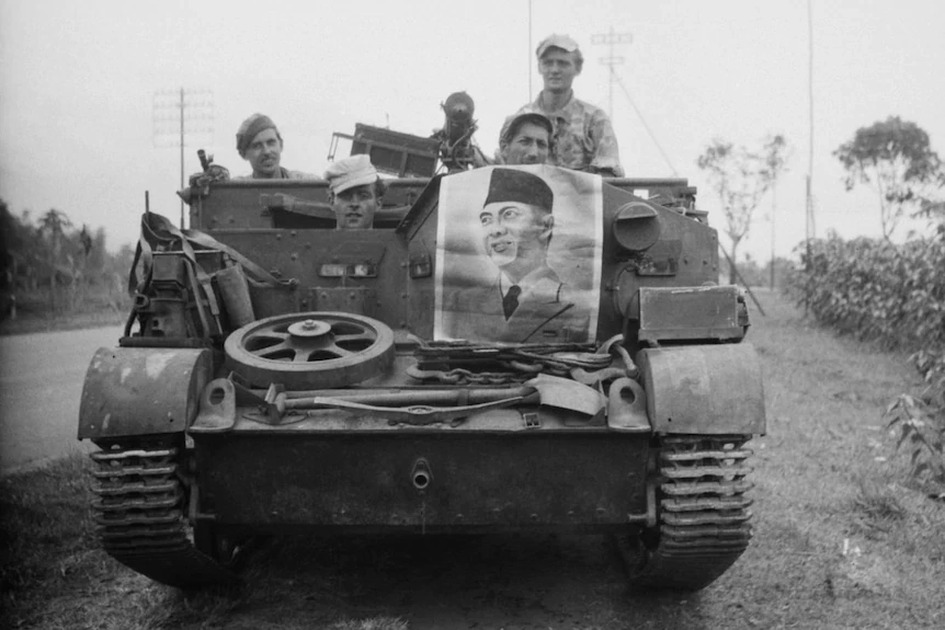 Ilustrasi: Tentara Belanda di Malang, Indonesia tahun 1947 dengan tindakan yang disebutnya sebagai pengawasan.(Dutch National Archives)