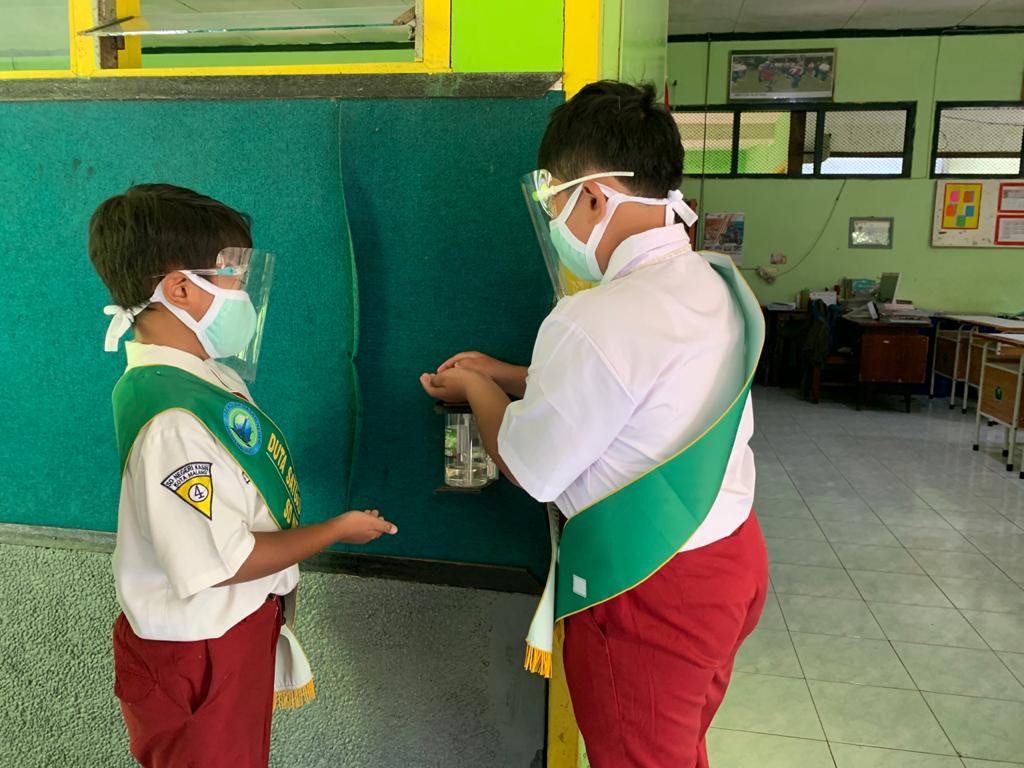 Simulasi protokol kesehatan pembelajaran tatap muka terbatas di SDN 1 Kasin, Kota Malang (Foto: Lalu Theo/ngopibareng.id)