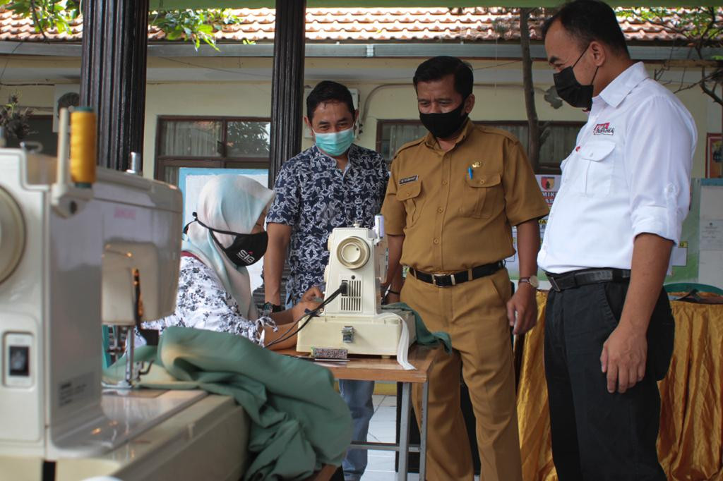 General Manager of CSR SIG, Edy Saraya (baju putih) meninjau  pelatihan menjahit bagi ibu-ibu PKK Kelurahan Singosari Kabupaten Gresik, Jawa Timur. (Foto: SIG)