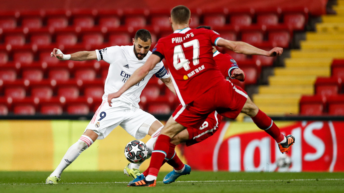 Karim Benzema kesulitan menembus pertahanan Liverpool dalam laga leg kedua perempat final Liga Champions 15 April 2021. (Foto: Twitter/@realmadrid) 