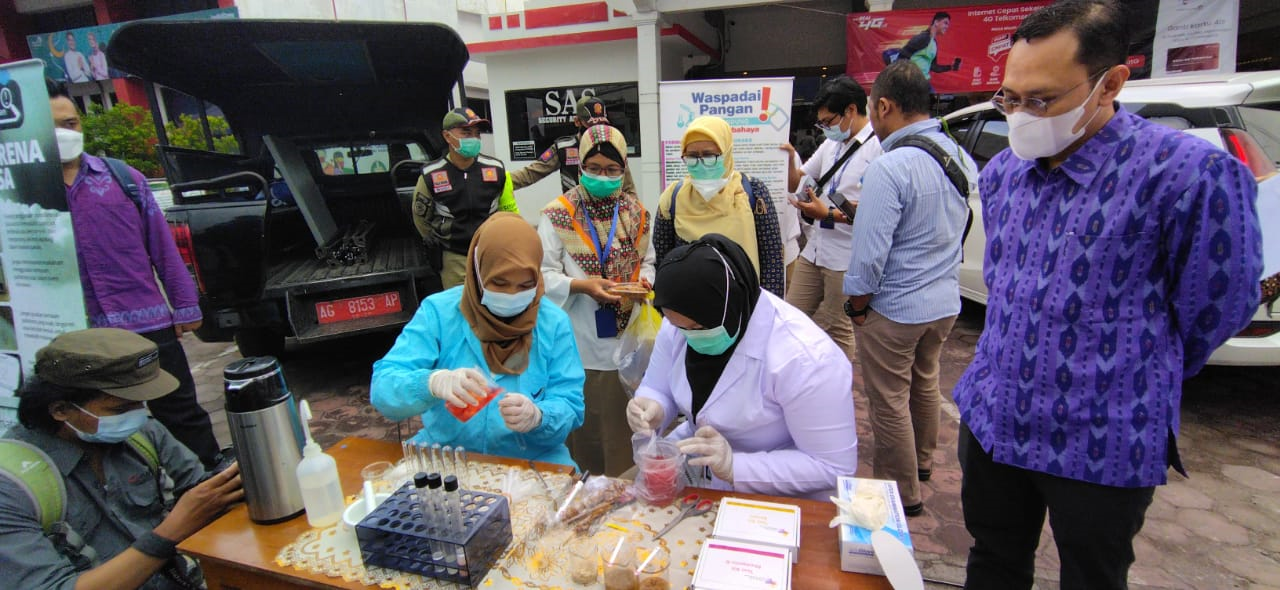 Sampling makanan takjil di Kediri untuk memastikan keamanan pangan terpenuhi, Kamis 15 April 2021. (Foto: Fendhy Plesmana/Ngopibareng.id)