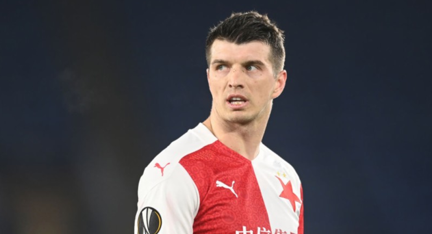 Bek Slavia Praha, Ondrej Kudela dijatuhi sanksi berat karena perilaku rasis terhadap Glen Kamara. (Foto: Metro/GettyImages)