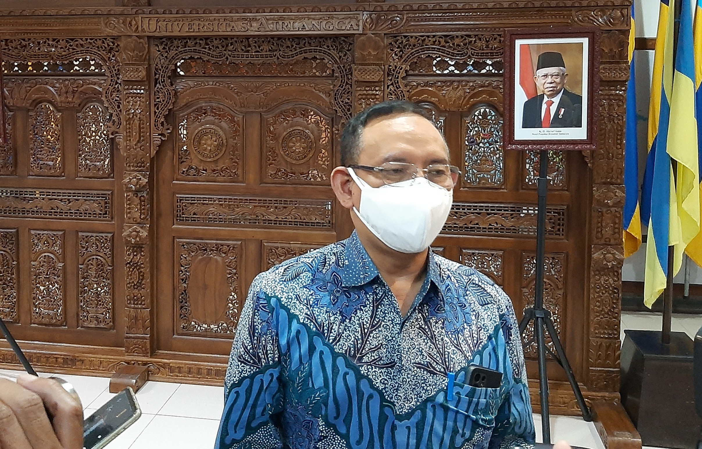 Rektor Unair, Prof Moch Nasih saat menemui wartawan. (Foto:Pita Sari/Ngopibareng.id)