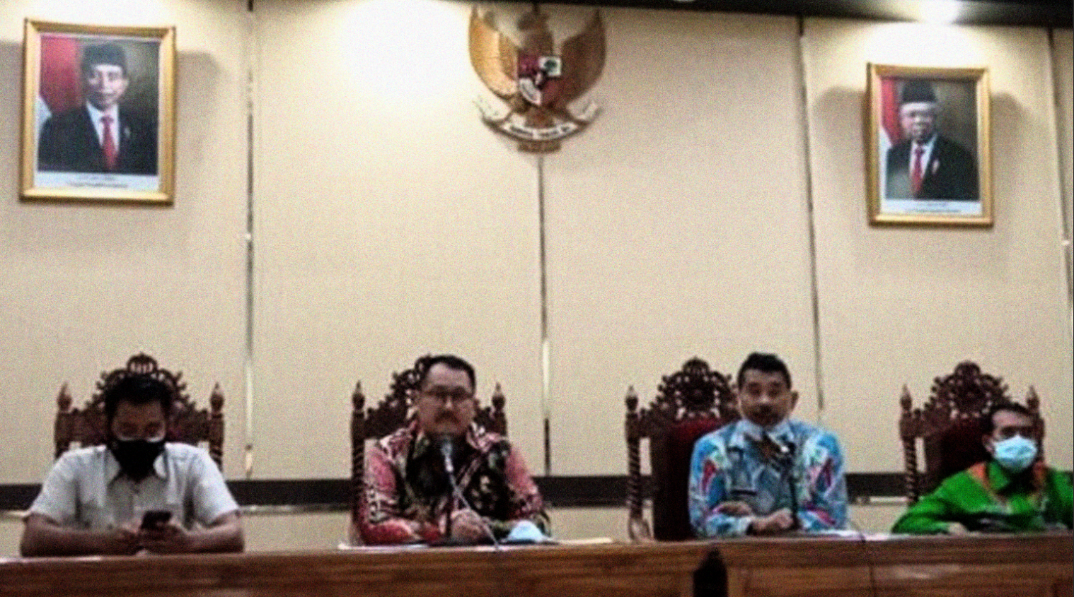 Wabup Bondowoso H. Irwan Bachtiar Rahmat (dua dari kiri) didampingi Kabag Perekonomian Aris Wasiyanto dan Asisten II Pemkab Abdurrahman saat konferensi pers, Kamis 15 April 2021. (Foto: Guido Saphan/Ngopibareng.id)