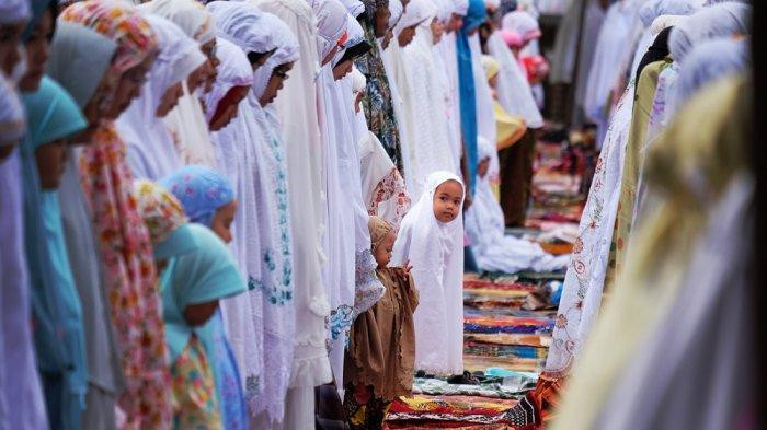 Meningkatkan kualitas ibadah, berharap imbang dengan kesalehan sosial. (Foto: Istimewa)