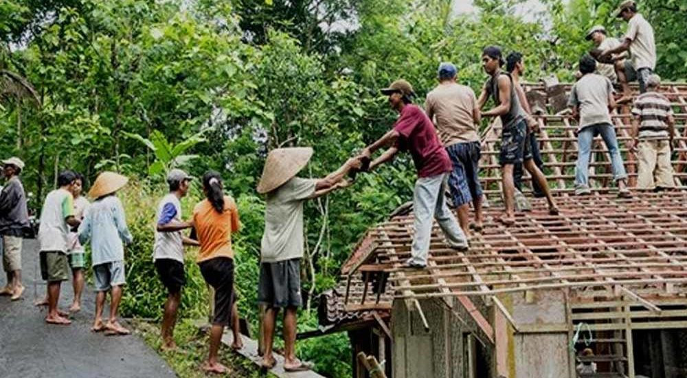 Gotong royong di antara amal kesalehan sosial di masyarakat. (Foto: Istimewa)