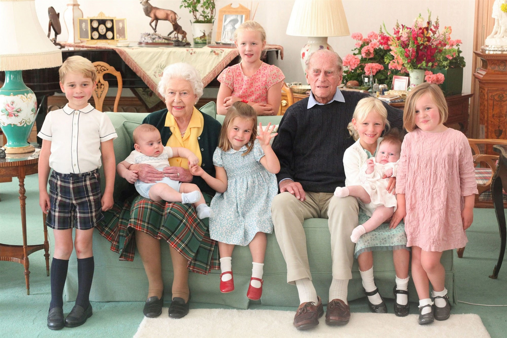 Ratu Elizabeth II dan Pangeran Philip dengan tujuh cicit dalam foto yang diambil di Balmoral Castle pada 2018 oleh The Duchess of Cambridge dan dirilis pada Rabu.(Foto: Ist/Kate Middleton/nbc)