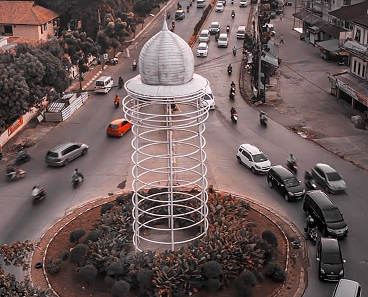 Tugu Pamulang hanya berupa rangka besi dan kubah warna putih yang sudah memudar. Lokasi tugu ini di persimpangan jalan utama Pamulang, atau depan Kampus Universitas Pamulang (Unpam). (Foto: Twitter)