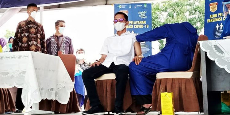 Wakil Walikota Batam, Amsakar Achmad menjadi orang pertama yang divaksinasi Covid-19 di Batam. (Foto: Istimewa)