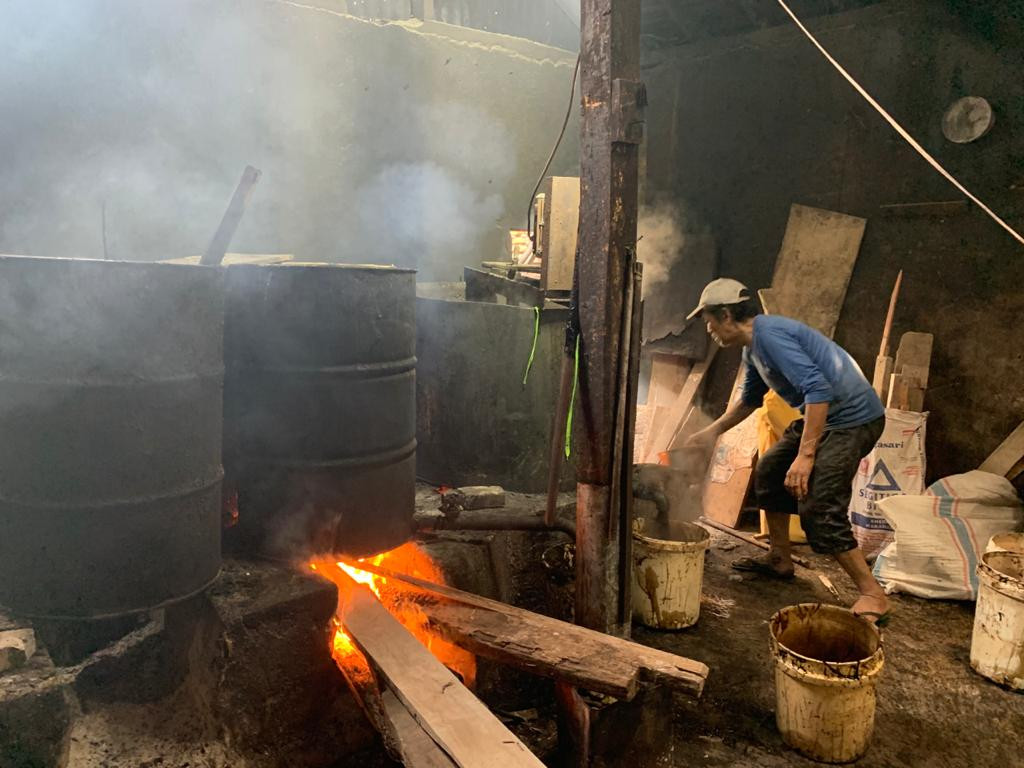 Proses pembuatan cincau di salah satu produsen cincau legendaris di Kota Malang (Foto: Lalu Theo/ngopibareng.id)