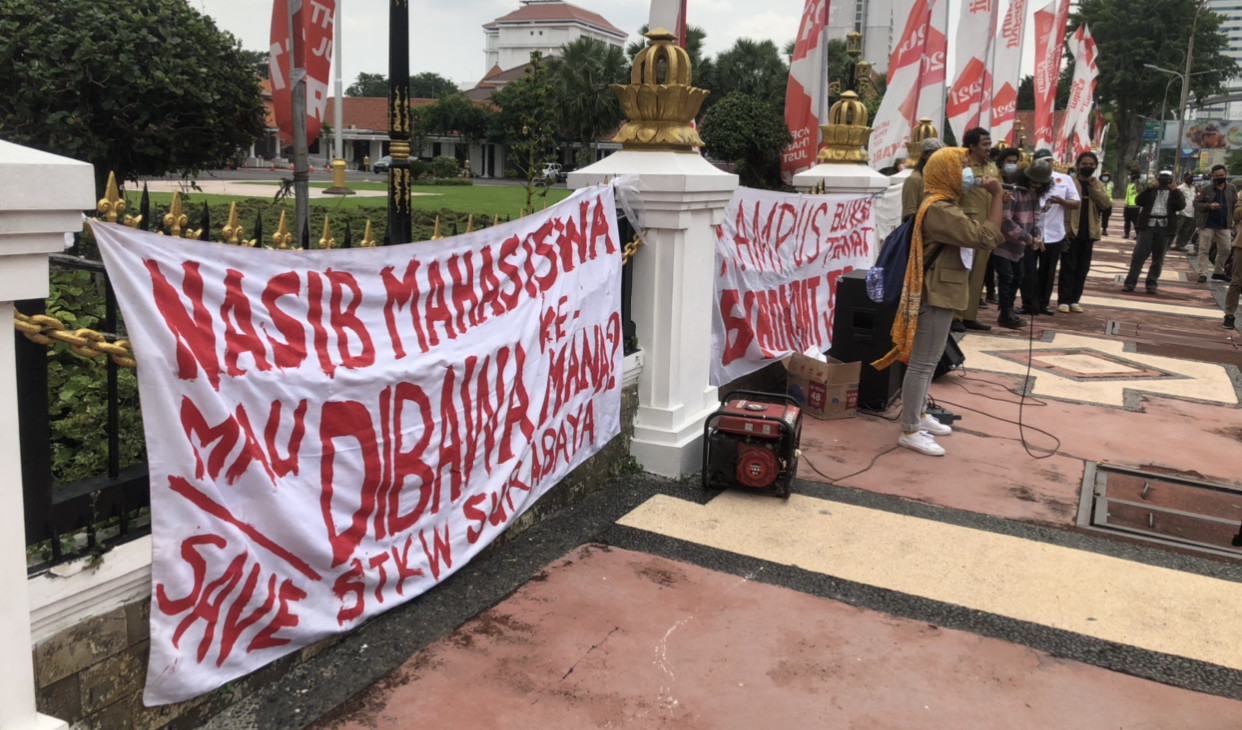 Mahasiswa Kampus STKW, ketika menggelar demo di Gedung Negara Graghadi (Foto: Andhi Dwi/Ngopibareng.id)