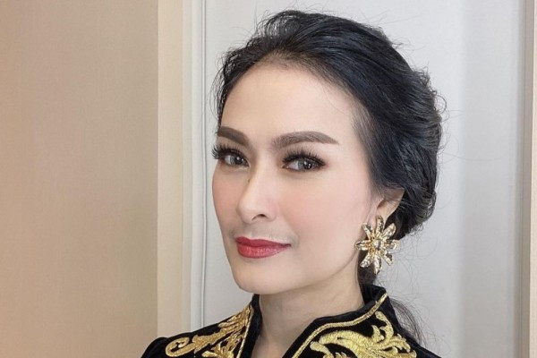 Pedangdut Iis Dahlia bongkar air sendiri soal kehamilan kedua dan pernikahan sirinya. (Foto: Instagram)