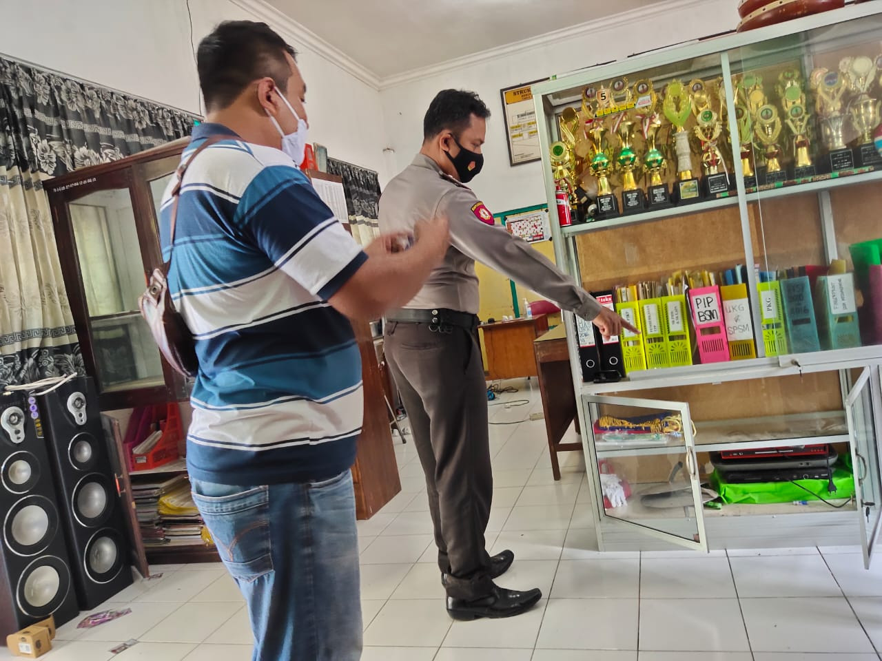 Petugas dari Polsek Sumobito yang sedang melakukan olah TKP di SDN Kedungpapar, Kecamatan Sumobito. (Foto: Mardiansyah Triraharjo/Ngopibareng.id)