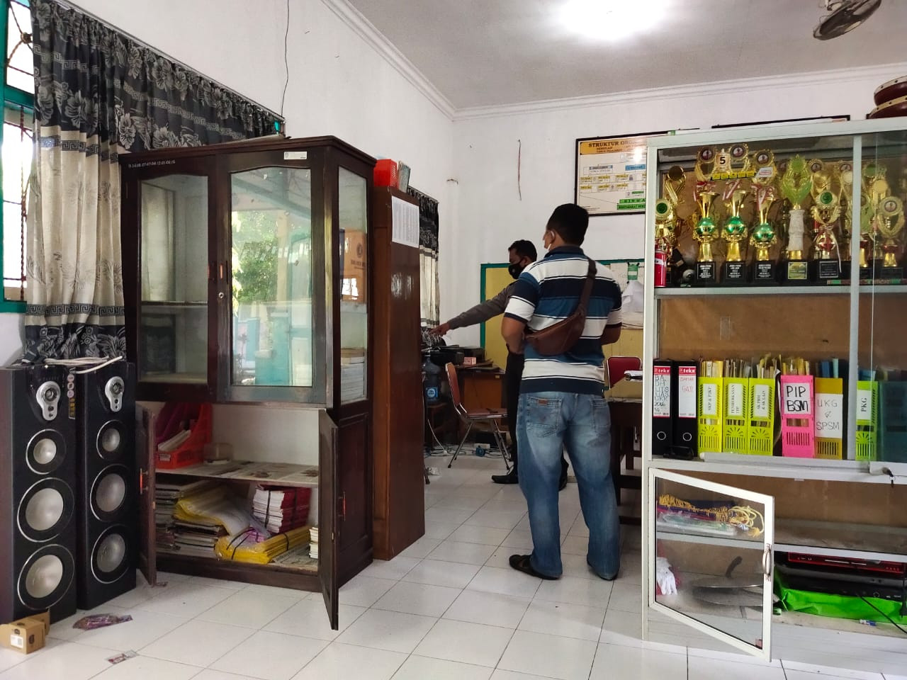 Petugas dari Polsek Sumobito yang sedang melakukan olah TKP di SDN Kedungpapar, Kecamatan Sumobito. (Foto: Mardiansyah Triraharjo/Ngopibareng.id)