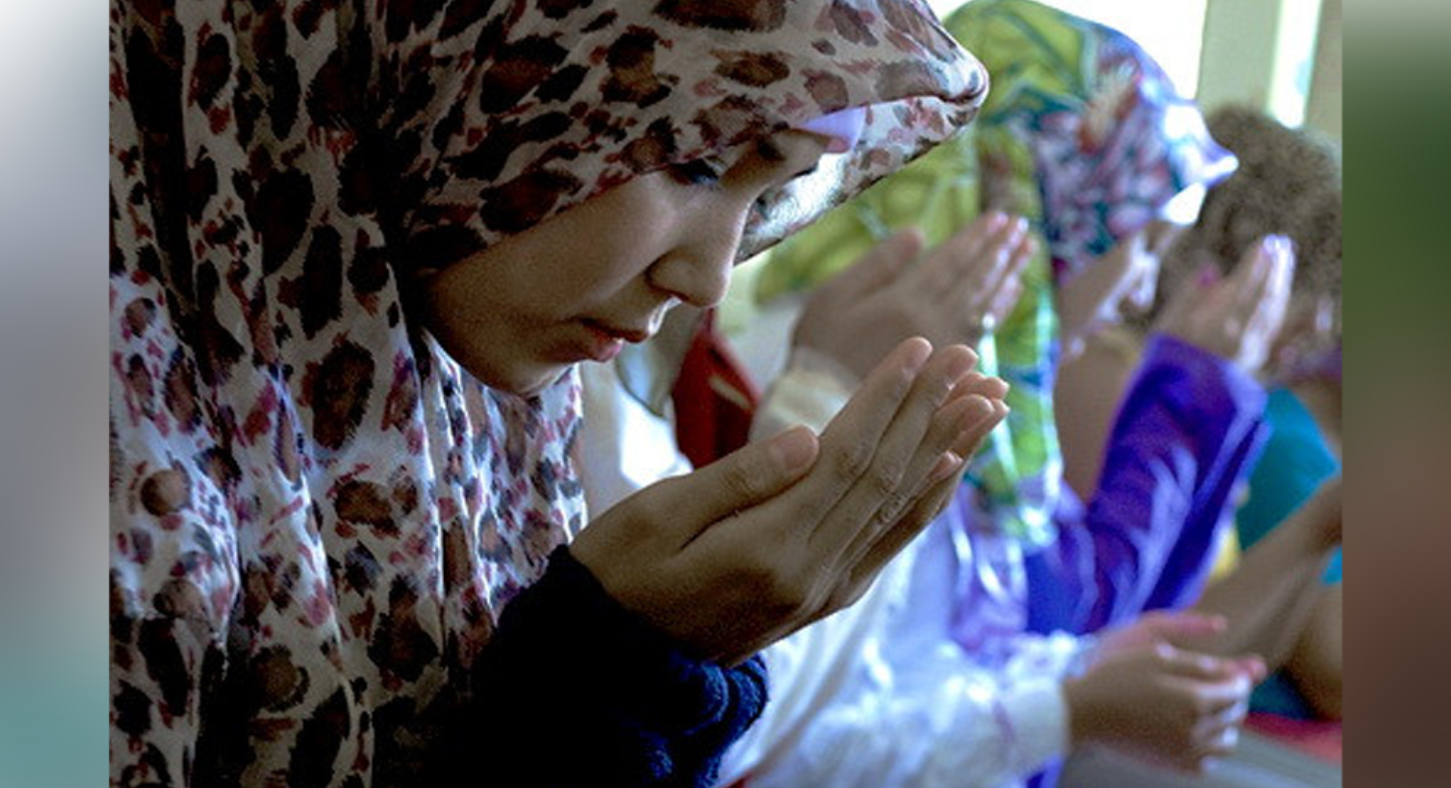 Muslimah berdoa menjadi amalan terbaik setelah salat. (Foto: Istimewa)