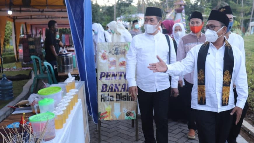 Wakil Bupati Banyuwangi Sugirah melihat bazar Ramadhan yang menggandeng UMKM di salah satu destinasi wisata (foto:istimewa)