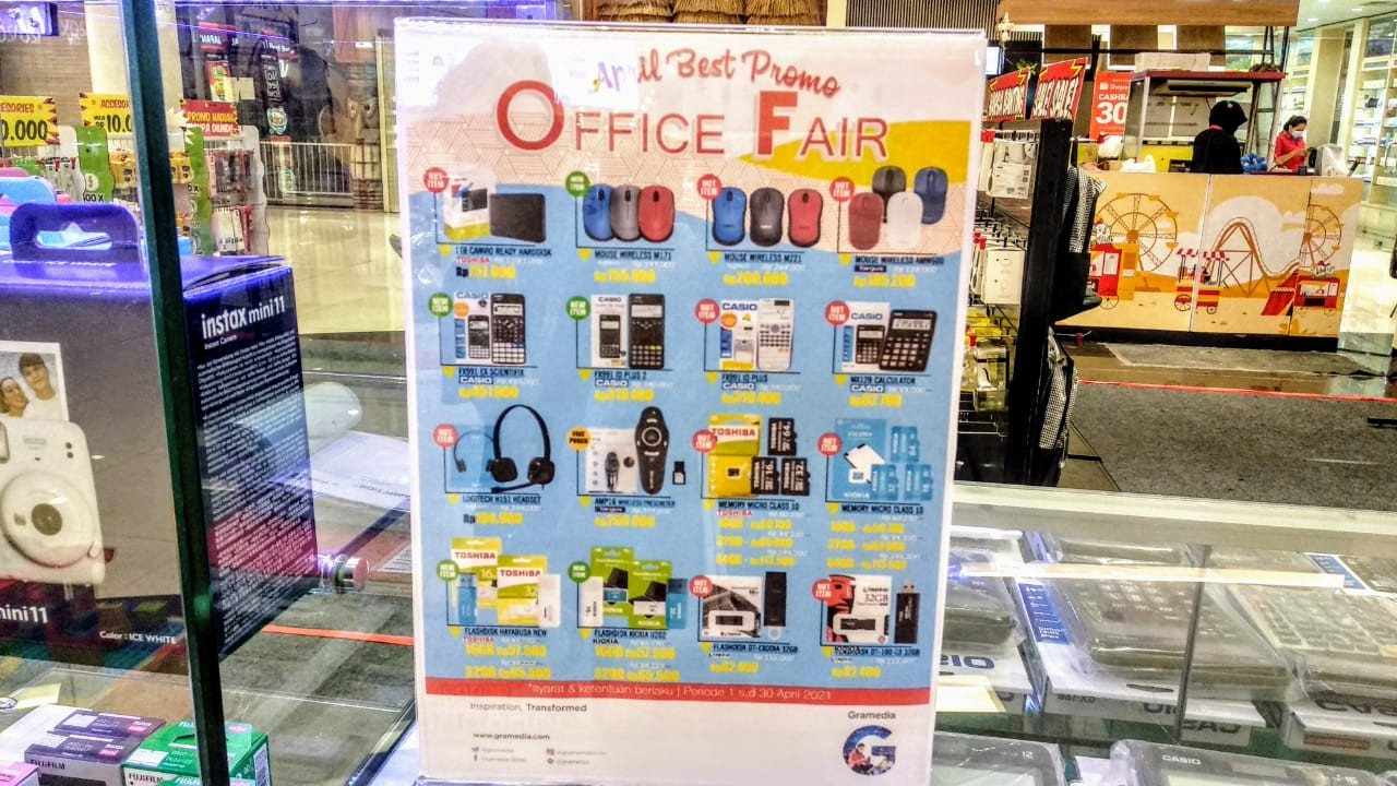 Pamflet Office Fair di stan Gramedia lantai ground Ciputra World Surabaya (Foto: Mutqiyyah Rizqi/Ngopibareng.id)