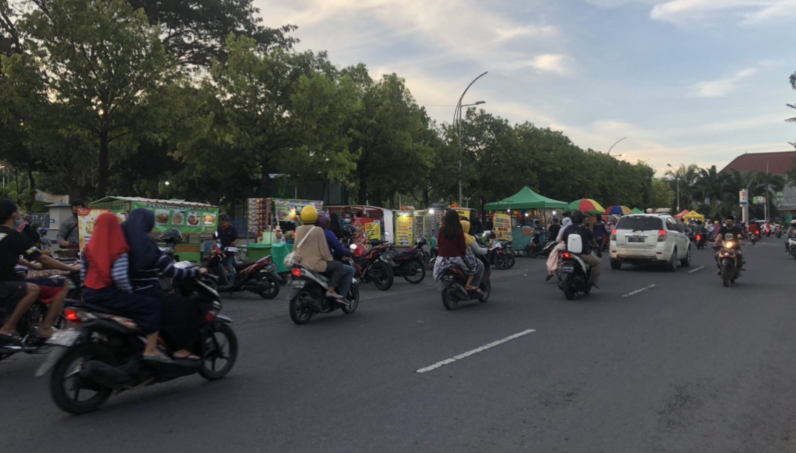 Suasana bazar di sekitaran Masjid Al Akbar Surabaya (Foto: Andhi Dwi/Ngopibareng.id)