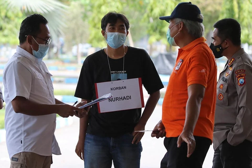 Jurnalis Tempo Nurhadi (dua dari kiri) korban penganiayaan. (Foto: Koran Tempo)