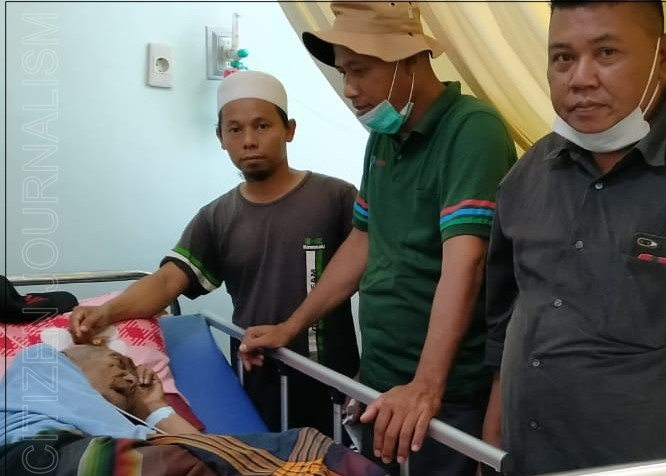 Mbah Udin, saat dirawat di RSUD Kota Dumai dan dijenguk warga perantauan asal Kediri. (Foto: Istimewa) 