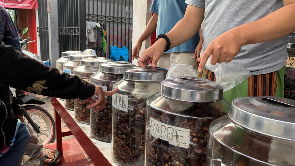 Para pembeli di Toko Raja Kurma, Klojen, Kota Malang (Foto: Lalu Theo/ngopibareng.id)