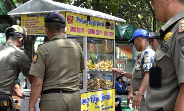 Satpol PP Bondowoso bersikap humanis tapi tetap tegas menertibkan penjual takjil dadakan selama puasa Ramadhan 1442 H. (Foto: Guido Saphan/Ngopibareng.id)