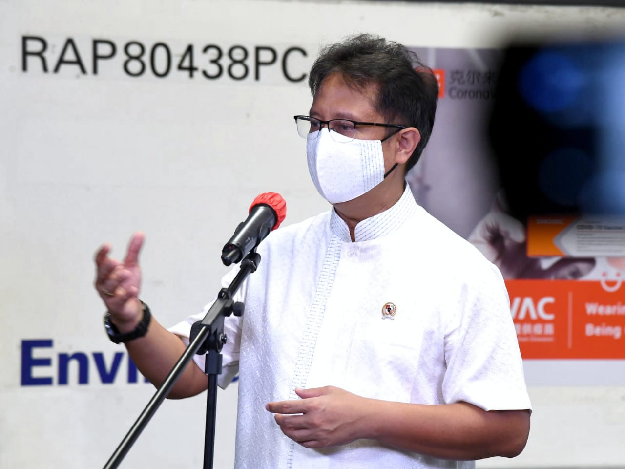 Menteri Kesehatan Budi Gunadi Sadikin saat memberikan keterangannya di lokasi kedatangan vaksin. (Foto Istimewa)