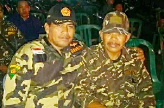 Khadisin (kanan), 61 tahun, semasa hidup dan aktif di Barisan Ansor Serbaguna (Banser) PAC GP Ansor Mojoagung, Jombang. Ia meninggal ketika bertugas sebagai imam shalat tarawih di Musholla Al Hidayah, Dusun Pandean, Desa Miagan, Kecamatan Mojoagung, Sabtu 17 April 2021 malam. (Foto: Mardiansyah Triraharjo/Ngopibareng.id)