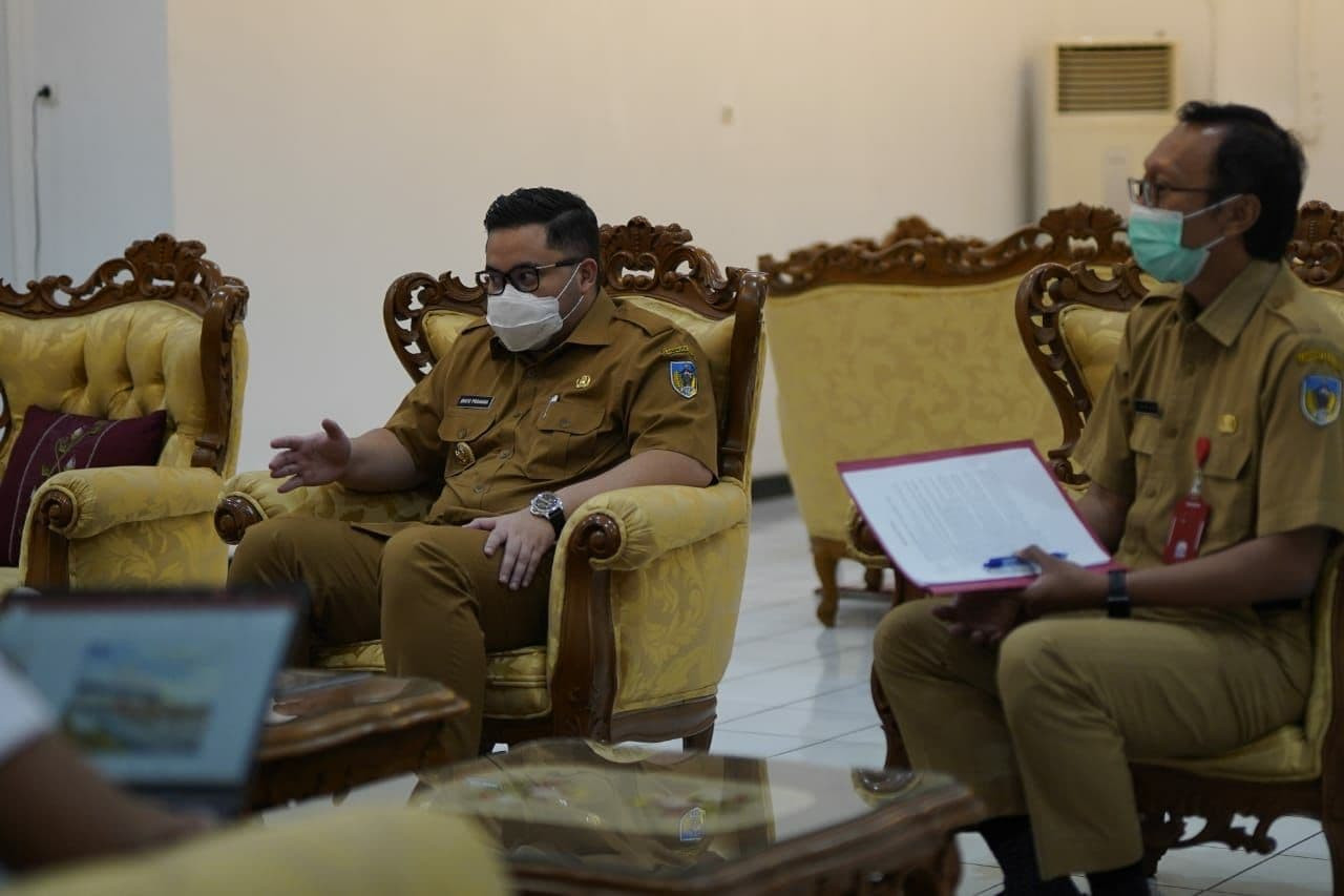 Bupati Kediri Hanindhito Himawan Pramana dalam rapat tentang tol Kediri-Nganjuk. (Foto: Flendhy Plesmana/Ngopibareng.id)