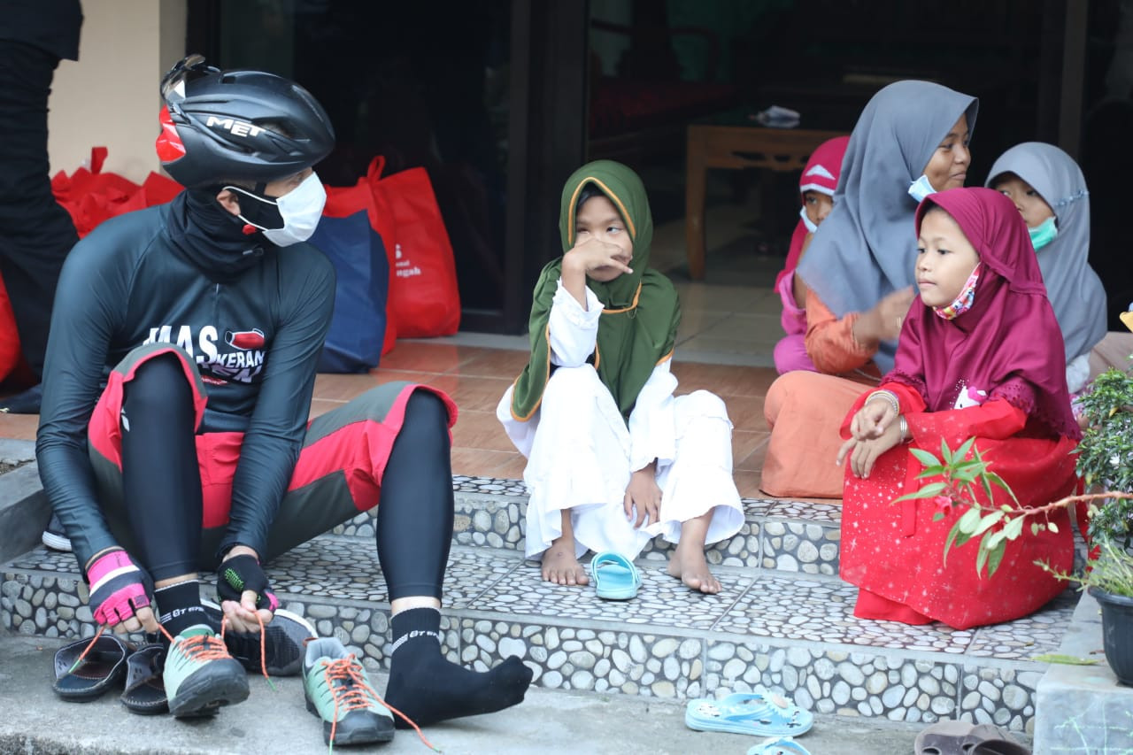 Gubernur Jawa Tengah Ganjar Pranowo berinteraksi dengan anak asuh di Panti Asuhan Nurul Baet yang dikelola Abu Na’im di Jalan Kyai Krojo 1, Sembungharjo, Kecamatan Genuk, Kota Semarang. (Foto: Istimewa)