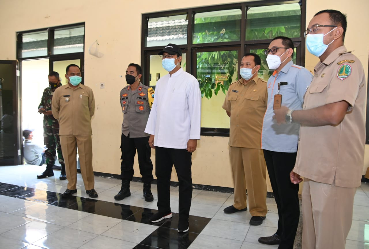 Walikota Pasuruan Saifullah Yusuf (Gus Ipul) meninjau langsung proses penyaluran Bantuan Sosial Tunai (BST) di Kelurahan Purworejo, Kota Pasuruan, Senin 19 April 2021 pagi. (Foto: Istimewa)