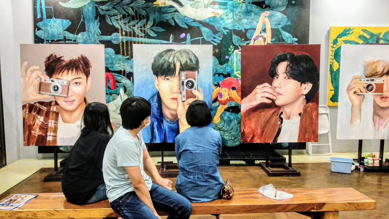 Pengunjung yang datang melihat BTS Live Painting Zeta Ranniry Abidin di stan goedang loekisan Ciputra World Surabaya pada Sabtu, 17 April 2021 (Foto: Mutqiyyah Rizqi/Ngopibareng.id)