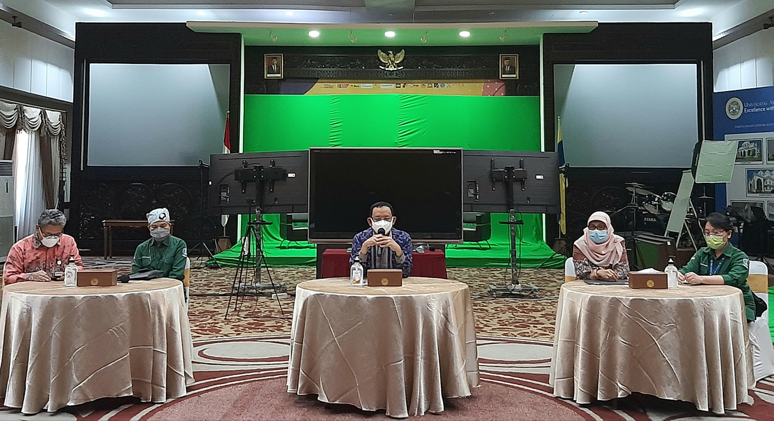 Konferensi pers tim peneliti vaksin merah putih Universitas Airlangga. (Foto: Pita Sari/Ngopibareng.id)