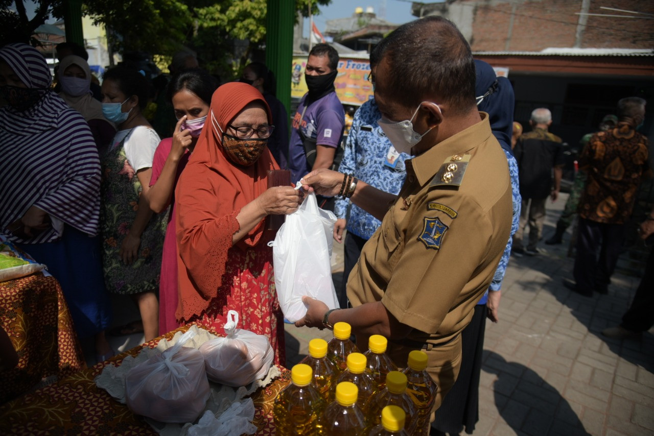 Wakil Walikota Surabaya, Armuji berinteraksi dengan warga ketika menijau operasi pasar di Balai RW 05 Balongsari Tama, Surabaya, Senin 19 April 2021. 