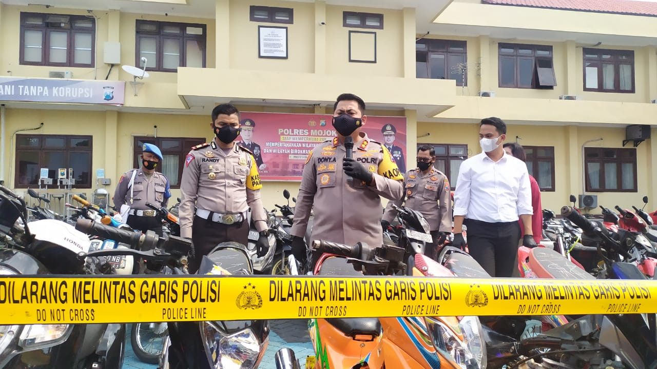 Konferensi pers operasi balap liar di Mapolres Mojokerto, Jawa Timur, Senin 19 April 2021.(Foto: Deni Lukmantara/Ngopibareng.id)