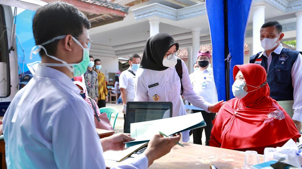 Bupati Ipuk Fiestiandani menyapa warga yang sedang mengurus administrasi kependudukan saat melaksanakan program Bunga Desa atau Bupati Ngantor di Desa (foto:istimewa)