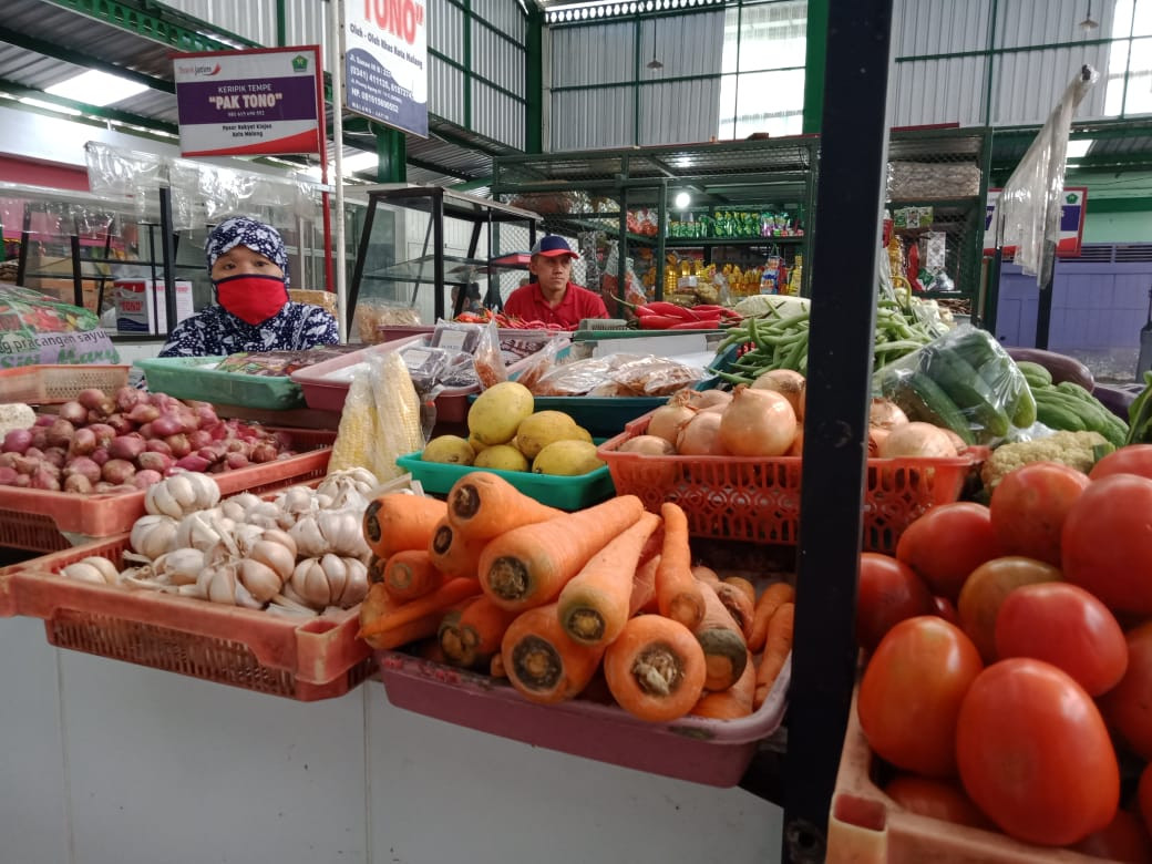 Salah satu pedagang bawang putih di Pasar Besar Kota Malang, Jawa Timur. (Foto: Lalu Theo/Ngopibareng.id)