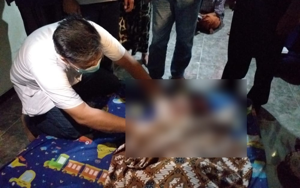 Petugas kesehatan memeriksa kondisi korban gantung diri (foto:istimewa)