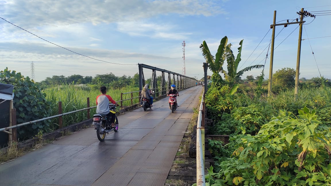 Jembatan Turi di Dusun Gempolturi, Desa Leminggir, Kecamatan Mojosari, Kabupaten Mojokerto, Selasa 20 April 2021. (Foto: Deni Lukmantara/Ngopibareng.id)