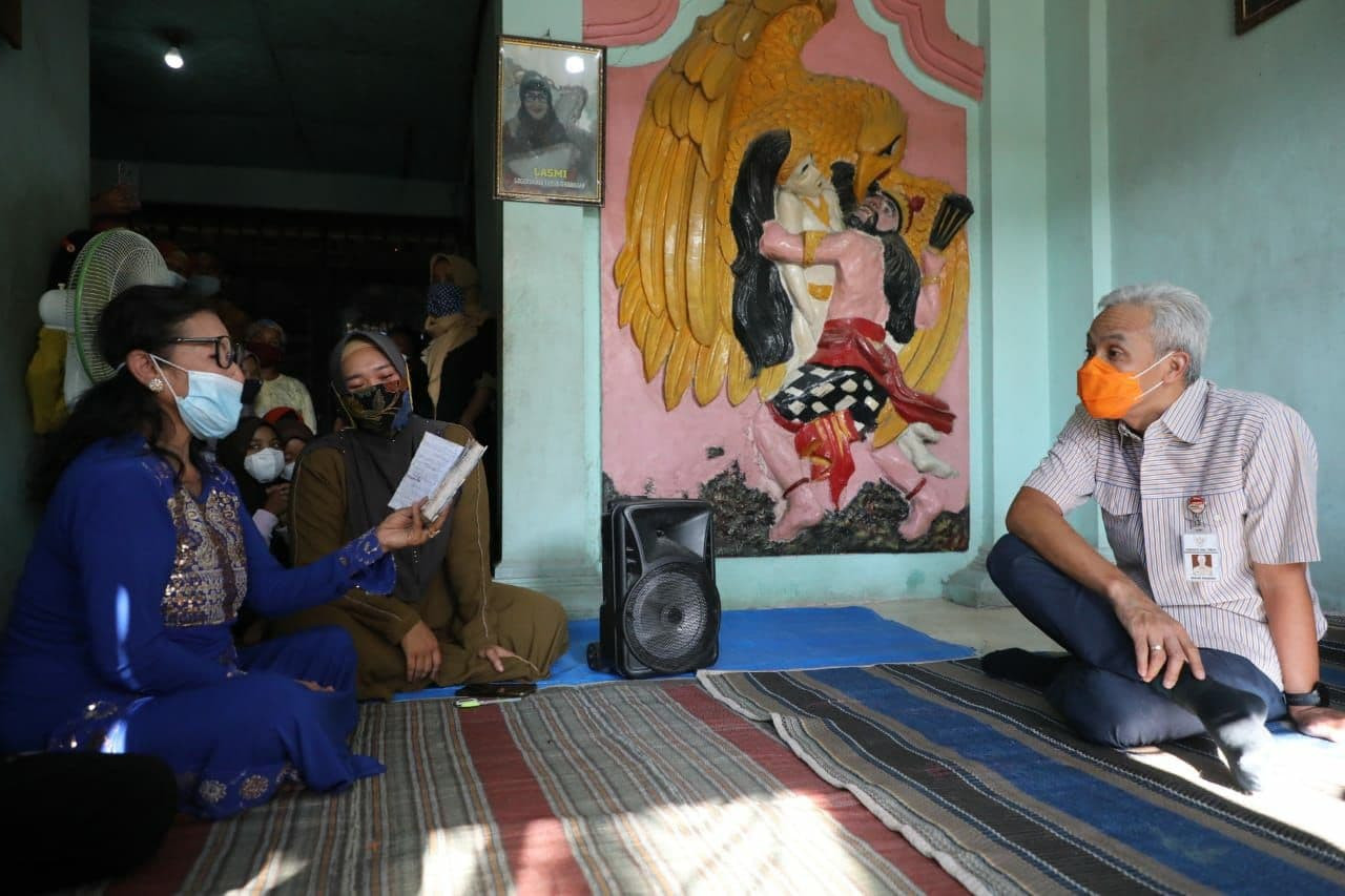 Gubernur Jawa Tengah Ganjar Pranowo saat bertamu di kediaman legenda Tayub Grobogan, Lasmi Sulastri. (Foto: Istimewa)