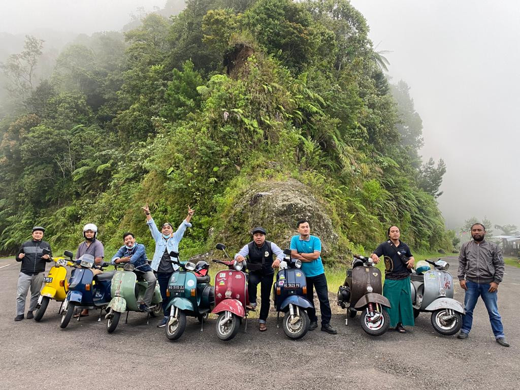 Komunitas Dolan Vespa Kediri saat ngabuburit di lereng Gunung Wilis. (Foto: Istimewa)