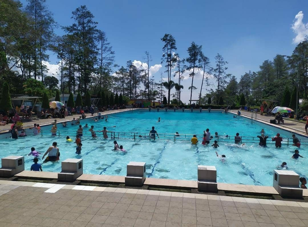 Kolam renang pemandian air panas Kecamatan Pacet Kabupaten Mojokerto.(Deni Lukmantara/Ngopibareng.id)