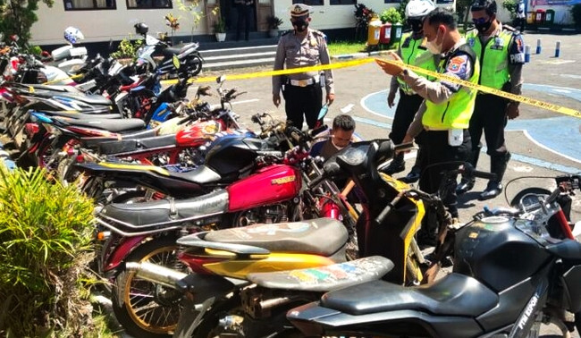 Satlantas Polres Bondowoso mengamankan puluhan motor hasil razia balap liar di dua lokasi berbeda. (Foto: Guido Saphan/Ngopibareng.id)