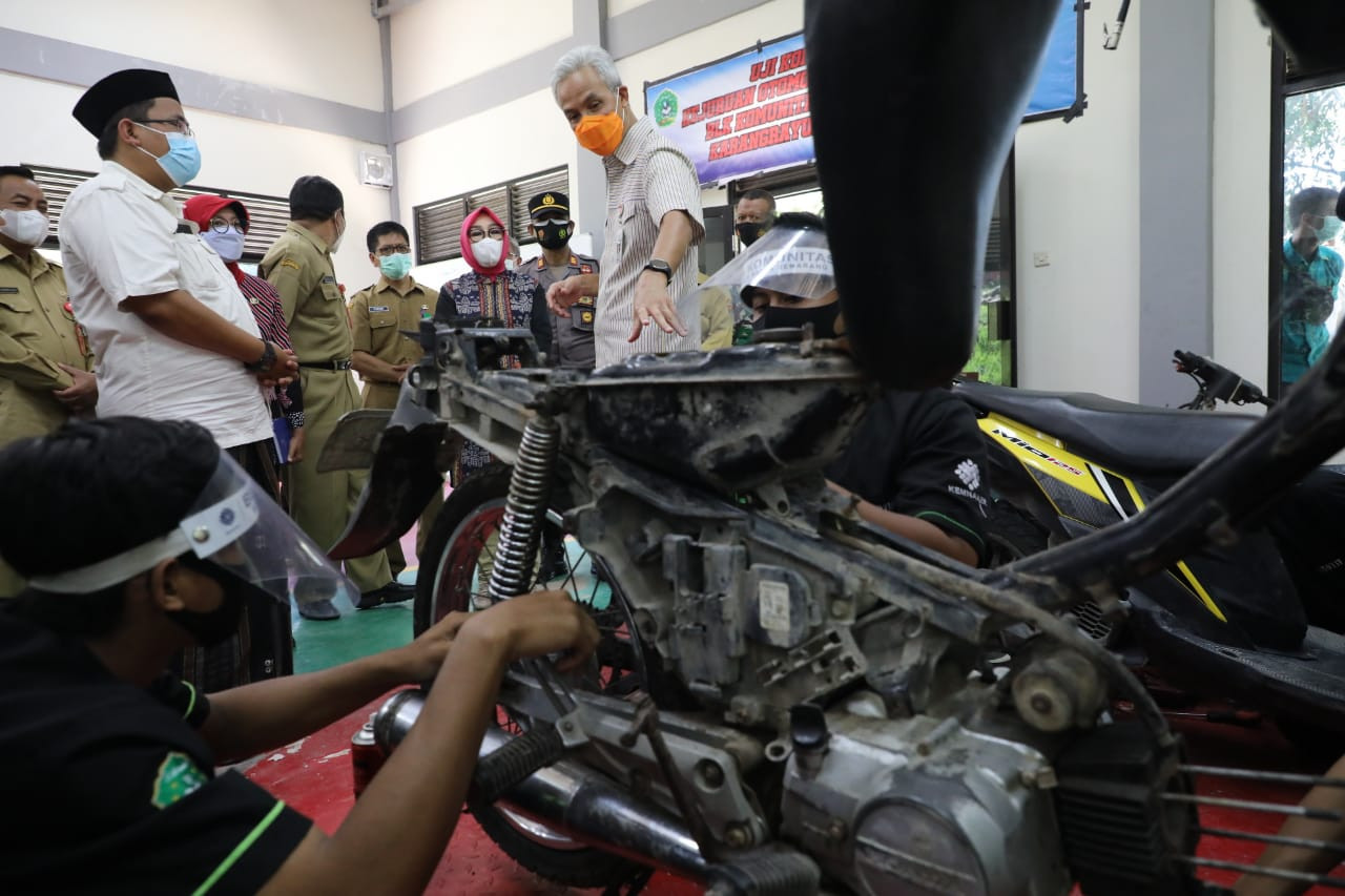 Gubernur Jawa Tengah Ganjar Pranowo saat mengunjungi Ponpes Al-Hidayah Karangrayung Grobogan, Selasa 20 April 2021. Santrinya mahir di bidang otomotif. (Foto: Istimewa)