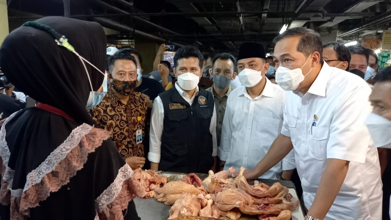 Menteri Perdagangan RI, Muhammad Lutfi (kanan) berdiskusi dengan pedagang ayam di Pasar Wonokromo, Surabaya, Selasa 20 April 2021. (Foto: Fariz Yarbo/Ngopibareng.id)