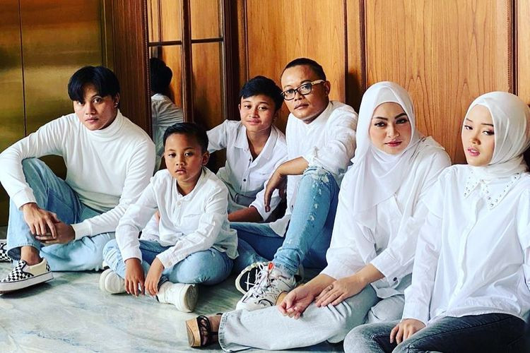 Nathalie Holscher saat mesra dan kumpul bareng keluarga komedian Sule. (Foto: Instagram)