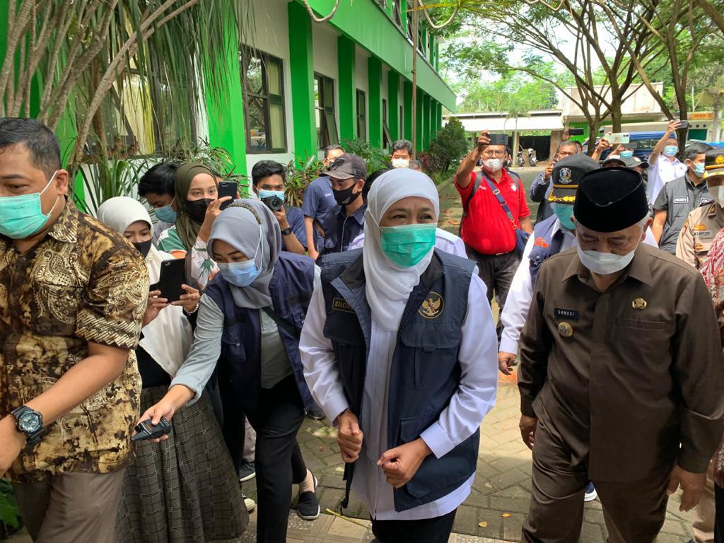 Bupati Malang, Sanusi (kanan) bersama Gubernur Jawa Timur, Khofifah Indar Parawansa (kiri) saat meninjau lokasi terdampak gempa bumi (Foto: Lalu Theo/ngopibareng.id)