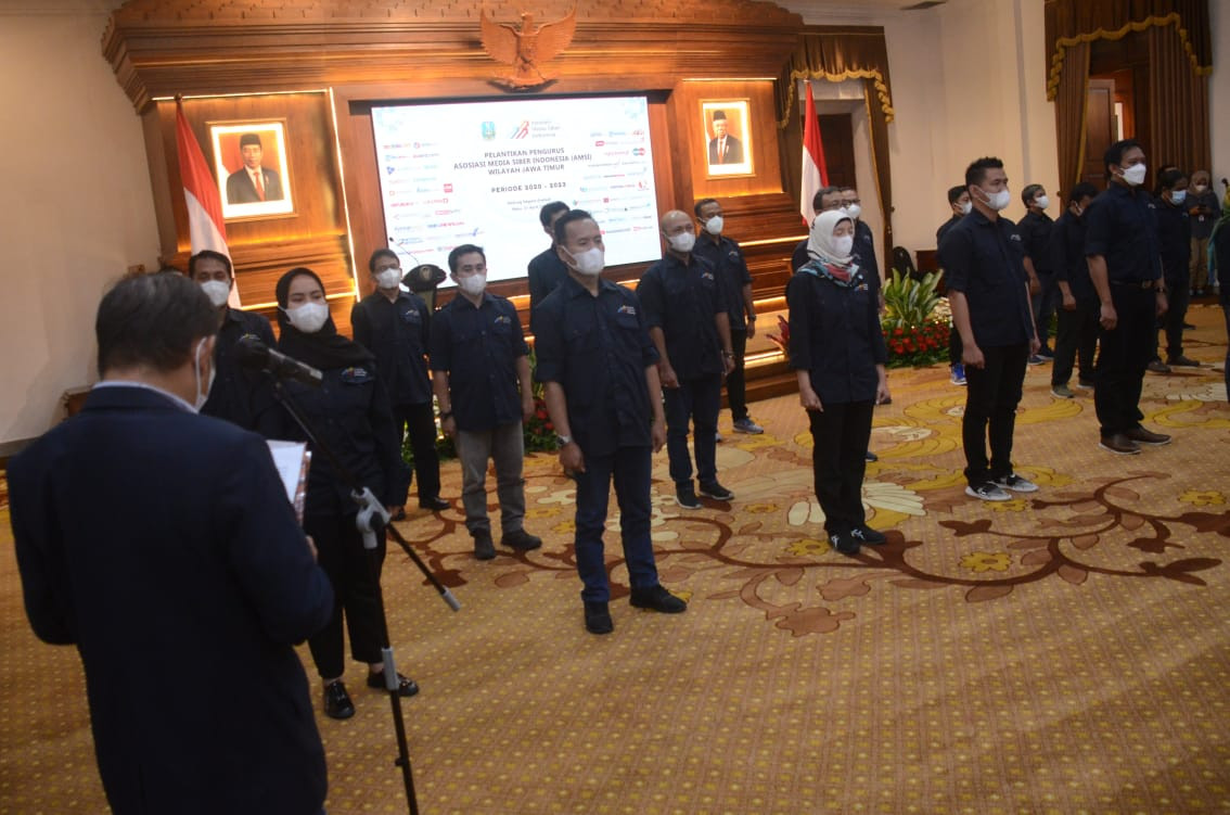 Pengurus AMSI Jatim dilantik gubernur di Gedung Negara Grahadi, Surabaya, Rabu, 21 April 2021. (Foto: Istimewa)